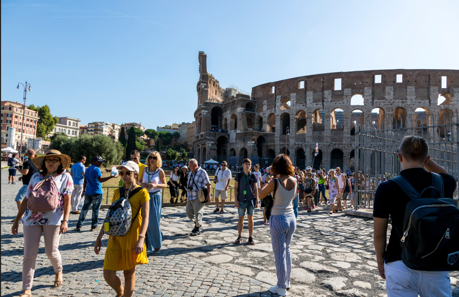 Between mass tourism and responsible choices.